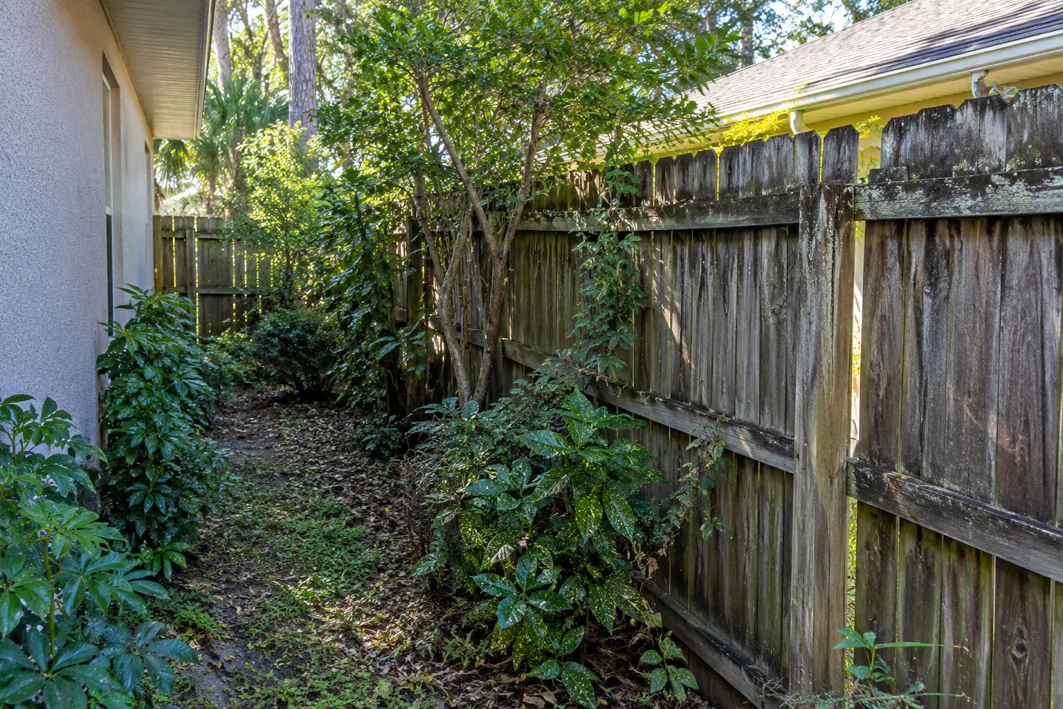 Fence removal area with narrow yard access in Jacksonville Florida